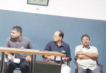 കരുവന്നൂര്‍ സെന്റ് മേരീസ് ഇടവകയിലെ കത്തോലിക്ക കോണ്‍ഗ്രസിന്റെയും അങ്കമാലി ലിറ്റില്‍ ഫ്‌ളവര്‍ ആശുപത്രിയുടെയും സംയുക്താഭിമുഖ്യത്തില്‍ സംഘടിപ്പിച്ച സൗജന്യ നേത്ര പരിശോധന ക്യാമ്പ് ഡയറക്ടര്‍ ഫാ. ഡേവിസ് കല്ലിങ്ങല്‍ ഉദ്ഘാടനം ചെയ്യുന്നു.