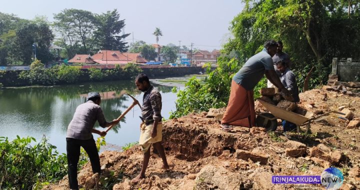 കുട്ടംകുളം നവീകരണത്തിന്‍റെ ഭാഗമായി ചുറ്റുമതില്‍ പൊളിച്ചുനീക്കുന്നു.