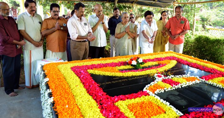 കാര്‍ത്ത്യായനി കേശവന്‍ വൈദ്യരുടെ സ്മൃതി ദിനത്തോടനുബന്ധിച്ച് സ്മൃതി മണ്ഡപത്തില്‍ പുഷ്പാര്‍ച്ചന ചെയ്യുന്നു.