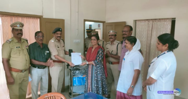 പ്രശാന്തി സീനിയര്‍ സിറ്റിസണ്‍ പദ്ധതിയുടെ ഭാഗമായി ചാലക്കുടി തിരുമുടിക്കുന്നിലുള്ള ഗാന്ധിഗ്രാം ഗവണ്‍മെന്റ് ത്വക്ക് രോഗാശുപത്രിയിലെ അന്തേവാസികള്‍ക്ക് ആവശ്യമായ മെഡിക്കല്‍ ഉപകരണങ്ങള്‍ തൃശൂര്‍ റൂറല്‍ പോലീസ് കൈമാറുന്നു.