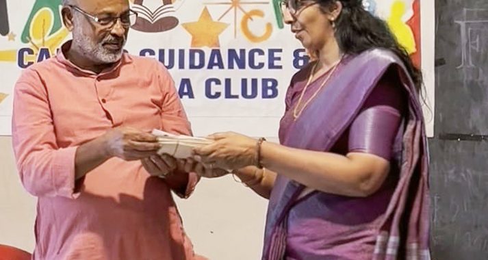 എസ്എന്‍ ഹയര്‍സെക്കന്‍ഡറി സ്‌കൂളില്‍ സൗഹൃദ ദിനത്തോടനുബന്ധിച്ച് അപകടത്തില്‍പ്പെട്ട് ചികിത്സയില്‍ കഴിയുന്ന ഏഴാം ക്ലാസ് വിദ്യാര്‍ഥിനിക്കായി സഹായ ധനം കൈമാറുന്നു.