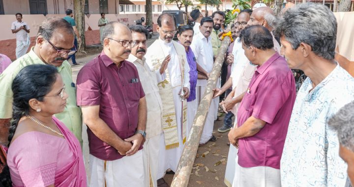 ഇരിങ്ങാലക്കുട സെന്റ് തോമസ് കത്തീഡ്രലിലെ പിണ്ടിപ്പെരുന്നാളിന്റെ ബഹുനില പന്തലുകളുടെ കാല്‍നാട്ടു കര്‍മം കത്തീഡ്രല്‍ വികാരി റവ.ഡോ. ലാസര്‍ കുറ്റിക്കാടന്‍ നിര്‍വഹിക്കുന്നു.