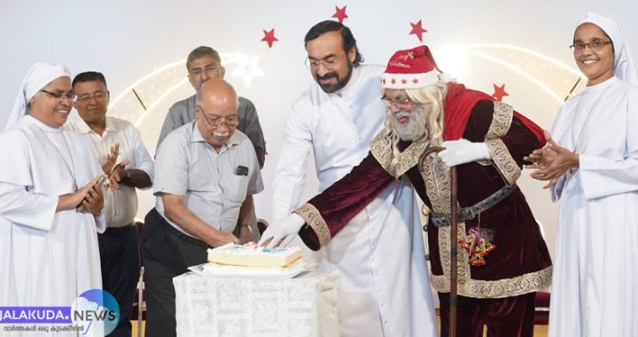 പുല്ലൂര്‍ സേക്രഡ് ഹാര്‍ട്ട് മിഷന്‍ ഹോസ്പിറ്റലില്‍ ഡയാലിസിസ് കൂപ്പണ്‍ കിറ്റു വിതരണ ചടങ്ങില്‍ ഇരിങ്ങാലക്കുട രൂപത ഫിനാന്‍സ് ഓഫീസര്‍ ഫാ. ലിജോ കോങ്കോത്ത്, ഹോസ്പിറ്റലിലെ സീനിയര്‍ ഡോക്ടര്‍ എം.വി. വാറുണ്ണി എന്നിവര്‍ ചേര്‍ന്ന് കേക്ക് മുറിക്കുന്നു.