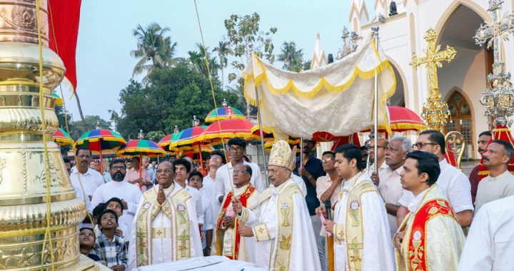 എടക്കുളം സെന്റ് സെബാസ്റ്റ്യന്‍സ് ദേവാലയത്തില്‍ വിശുദ്ധ സെബസ്ത്യാനോസിന്റെ അമ്പുതിരുനാളിന് ബിഷപ് മാര്‍ പോളി കണ്ണൂക്കാടന്‍ കൊടിയേറ്റുന്നു.