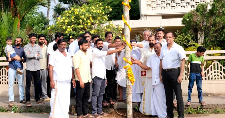 ഇരിങ്ങാലക്കുട പിണ്ടിപ്പെരുന്നാളിനോടനുബന്ധിച്ച് വലിയങ്ങാടി അമ്പ് ഫെസ്റ്റിവലിന്റെ ദീപാലങ്കാര നിലപന്തലിന്റെ കാല്‍ നാട്ടുകര്‍മ്മം ക്രൈസ്റ്റ് കോളജ് മാനമേജര്‍ ഫാ. ജോയ് പീണീക്കാപറമ്പില്‍ നിര്‍വഹിക്കുന്നു.