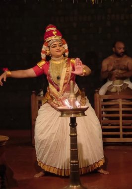 കൂടിയാട്ട മഹോത്സവത്തില്‍ ആതിര ഹരിഹരന്‍ നങ്ങ്യാര്‍കൂത്ത് അവതരിപ്പിക്കുന്നു.