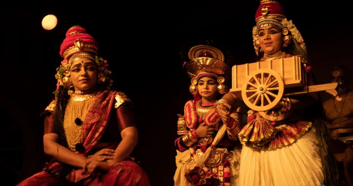 ബെംഗളൂരു ഹബ്ബയില്‍ അരങ്ങേറിയ മൃച്ഛകടികം കൂടിയാട്ടത്തില്‍ വസന്തസേനയായി കപില വേണു, രോഹസേനനായി അരന്‍ കപിലയും, രദനികയായി മാര്‍ഗി അഞ്ജന എസ്. ചാക്യാരും രംഗത്ത്.