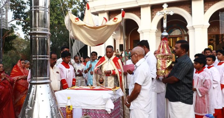 പാറേക്കാട്ടുകര സെന്റ് മേരീസ് ദേവാലയത്തിലെ തിരുനാളിന് ഫാ. ഡേവീസ് തോട്ടപ്പിള്ളി ഒഎഫ്എം കൊടിയേറ്റുന്നു.