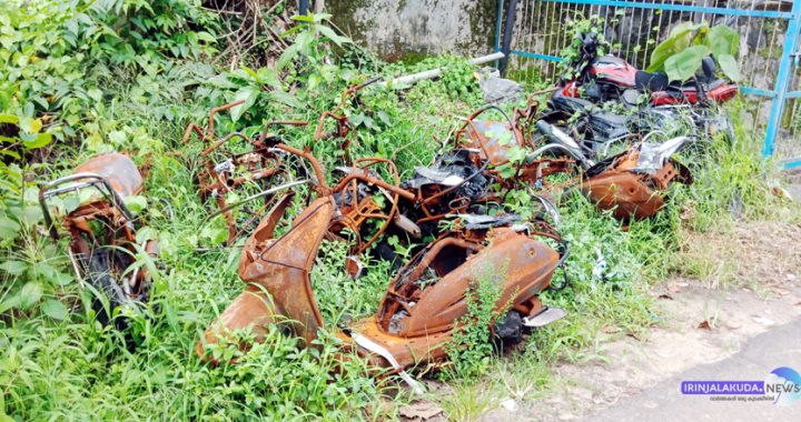 ഇരിങ്ങാലക്കുട റെയില്‍വേ സ്റ്റേഷനു സമീപം കത്തിയ ബൈക്കുകളുടെ ശേഷിക്കുന്ന ഭാഗം പോലീസ്‌റ്റേഷനു സമീപം കൂട്ടിയിട്ടിരിക്കുന്നു.