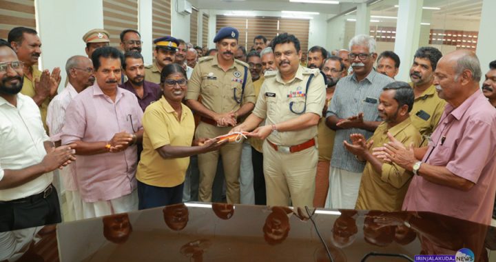 തൃശൂര്‍ റൂറല്‍ ജില്ലാ പോലീസിന്റെ നേതൃത്വത്തില്‍ സംഘടിപ്പിച്ച സേഫ് ഓട്ടോ പരിശീലന പരിപാടി തൃശൂര്‍ റൂറല്‍ ജില്ലാ പോലീസ് മേധാവി ബി. കൃഷ്ണകുമാര്‍ ഐപിഎസ് ഉദ്ഘാടനം ചെയ്യുന്നു.