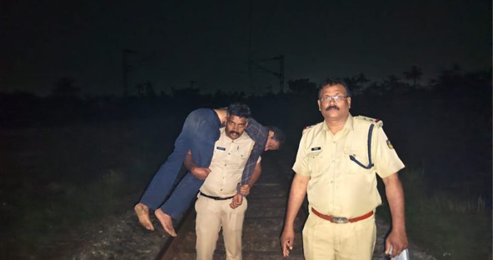 വെള്ളാഞ്ചിറ കാല്‍വരിക്കുന്ന് ഭാഗത്ത് റെയില്‍വേ ട്രാക്കില്‍ ആത്മഹത്യക്കായി തലവെച്ച് കിടന്ന ഉറുമ്പന്‍കുന്ന് സ്വദേശിയായ 58 ക്കാരനെ ആളൂര്‍ പോലീസ് സ്റ്റേഷന്‍ ജി എസ്‌ഐ ജെയ്സണ്‍, സിപിഒ ഹരികൃഷ്ണന്‍, ഹോം ഗാര്‍ഡ് ജോയ് എന്നിവര്‍ രക്ഷപ്പെടുത്തുന്നു.