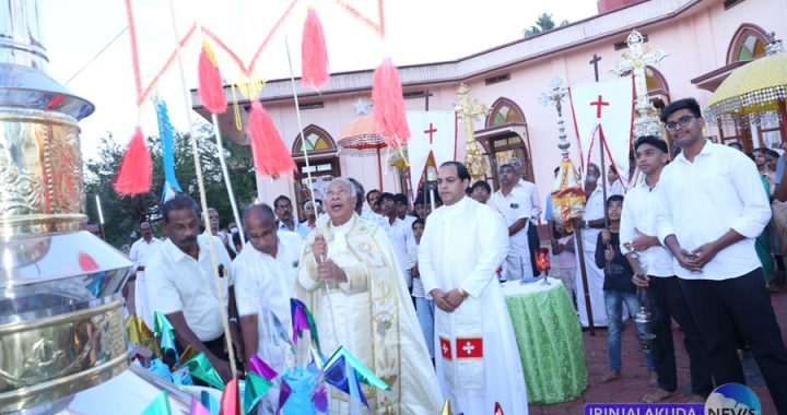 വടക്കുംകര ഇടവകയിലെ തിരുനാളിന് ഇരിങ്ങാലക്കുട രൂപതയുടെ മുഖ്യ വികാരി ജനറല്‍ മോണ്‍. ജോസ് മാളിയേക്കല്‍ കൊടി ഉയര്‍ത്തുന്നു. വികാരി ഫാ. ജിജോ വാകപറമ്പില്‍ സമീപം.