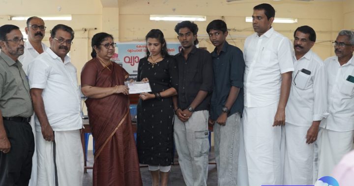 ഇരിങ്ങാലക്കുട വ്യാപാരി മിത്ര ധനസഹായം മന്ത്രി ആര്‍. ബിന്ദു കൈമാറുന്നു.