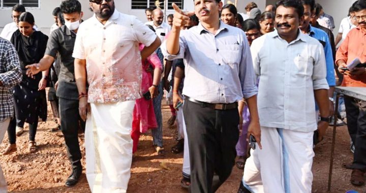 കേന്ദ്രമന്ത്രി സുരേഷ് ഗോപി ഇരിങ്ങാലക്കുട കോര്‍ട്ട് കോംപ്ലക്‌സ് സന്ദര്‍ശിക്കാനെത്തിയപ്പോള്‍.