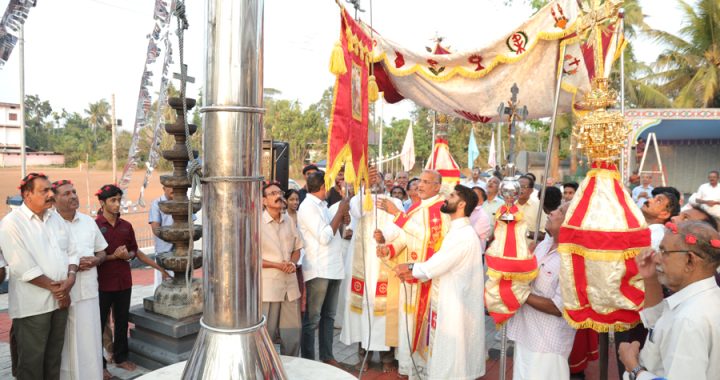 കല്പറമ്പ് സെന്റ് മേരീസ് ഫൊറോന ദേവാലയത്തിലെ തിരുനാളിന് അറേബ്യന്‍ പെനിന്‍സുല അപ്പസ്‌തോലിക് വിസിറ്ററും വികാരി ജനറാളുമായ മോണ്‍ ജോളി വടക്കന്‍ കൊടിയേറ്റുന്നു. വികാരി ഫാ. പോളി കണ്ണൂക്കാടന്‍, അസിസ്റ്റന്റ് വികാരി ഫാ. ജെറില്‍ മാളിയേക്കല്‍ തുടങ്ങിയവര്‍സമീപം.