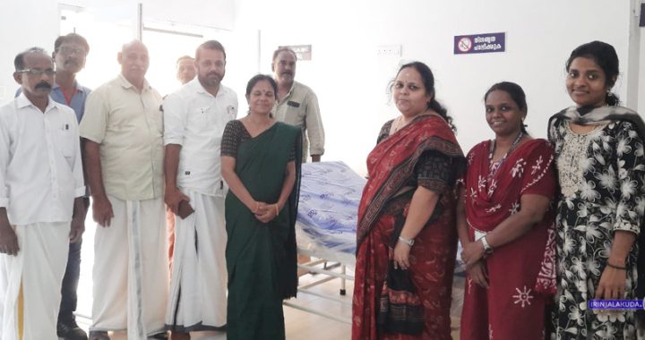 പഞ്ചായത്ത് തെരഞ്ഞെടുപ്പിലെ വിജയാഹ്ലാദ പ്രകടന ചിലവിലേക്കായി പ്രവാസി സംഭാവന നല്‍കിയ തുക വിനിയോഗിച്ച് പഞ്ചായത്ത് അംഗം കെ.ബി. ഷമീര്‍ സ്വന്തം വാര്‍ഡിലെ പ്രാഥമിക ആരോഗ്യ കേന്ദ്രത്തിലേക്ക് കട്ടിലും കിടക്കയും നല്‍കുന്നു.