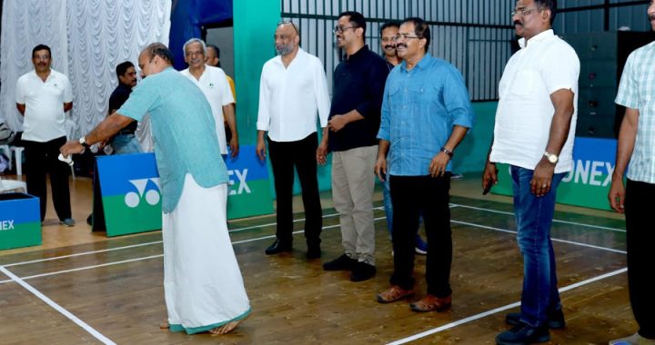 ഇരിങ്ങാലകുട ക്രിസ്റ്റ് അക്വാട്ടിക് ഷട്ടില്‍ അക്കാദമിയില്‍ നടന്ന യോനക്‌സ്- സണ്‍റൈസ്  കേരള സ്റ്റേറ്റ് മാസ്റ്റേഴ്‌സ് ഷട്ടില്‍ ബാഡ്മിന്റണ്‍ ചാമ്പ്യന്‍ഷിപ്പിന്റെ ഉദ്ഘാടനം തൃശൂര്‍ ജില്ലാ സ്‌പോര്‍ട്‌സ് കൗണ്‍സില്‍ പ്രസിഡന്റ് സി. സുമേഷ് നിര്‍വഹിക്കുന്നു.