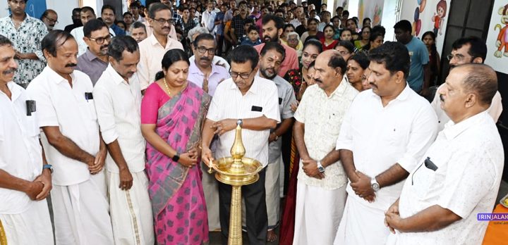 മുകുന്ദപുരം താലൂക്ക് എന്‍എസ്എസ് യൂണിയന്റെ ആഭിമുഖ്യത്തില്‍ നടത്തിയ പ്രതിഭാ സംഗമം താലൂക്ക് യൂണിയന്‍ ചെയര്‍മാന്‍ അഡ്വ. ഡി. ശങ്കരന്‍കുട്ടി  ഉദ്ഘാടനം ചെയ്യുന്നു.