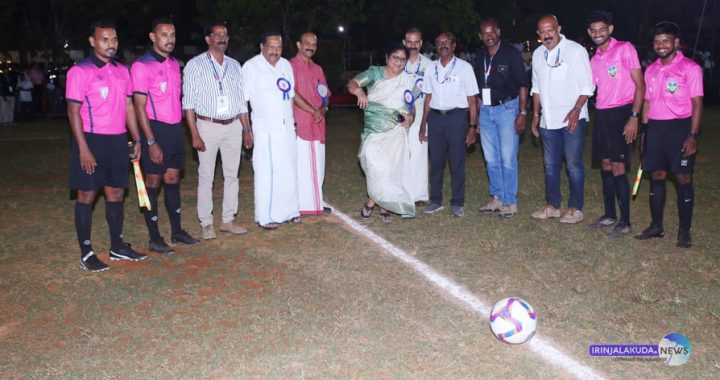 ഒളിമ്പ്യന്‍ ഒ. ചന്ദ്രശേഖരന്റെ സ്മരണാര്‍ത്ഥം സംഘടിപ്പിച്ച ഒളിമ്പ്യന്‍ ഒ. ചന്ദ്രശേഖരന്‍ മെമ്മോറിയല്‍ ഫുട്‌ബോള്‍ ടൂര്‍ണമെന്റ് ഉന്നത വിദ്യാഭ്യാസ സാമൂഹിക നീതി വകുപ്പ് മന്ത്രി ഡോ. ആര്‍. ബിന്ദു ഉദ്ഘാടനം ചെയ്യുന്നു. ഇരിഞ്ഞാലക്കുട നഗരസഭ ചെയര്‍മാന്‍ എം. പി. ജാക്‌സണ്‍ സമീപം.