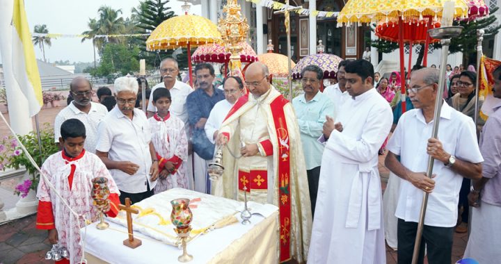 പുല്ലൂര്‍ സെന്‌റ് സേവിയേഴ്‌സ് ദേവാലയത്തിലെ അമ്പു തിരുനാളിന് വികാരി ഫാ. ജോയ് വട്ടോളി സിഎംഐ കൊടിയേറ്റുന്നു.