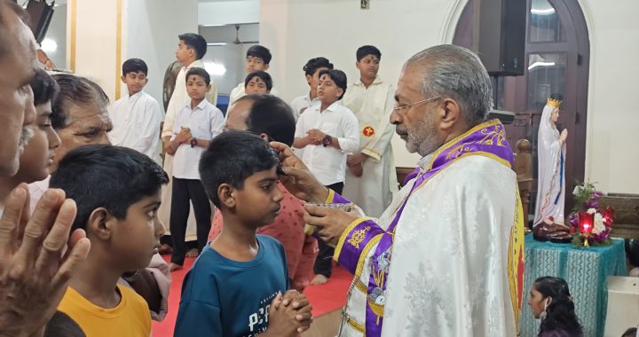 വിഭൂതി തിരുനാളിനോടനുബന്ധിച്ച് ഇരിങ്ങാലക്കുട സെന്റ് തോമസ് കത്തീഡ്രലില്‍ നടന്ന തിരുകര്‍മങ്ങള്‍ക്കിടെ ബിഷപ് മാര്‍ പോളി കണ്ണൂക്കാടന്‍ വിശ്വാസികളുടെ നെറ്റിയില്‍ കരിക്കുറി വരയ്ക്കുന്നു.