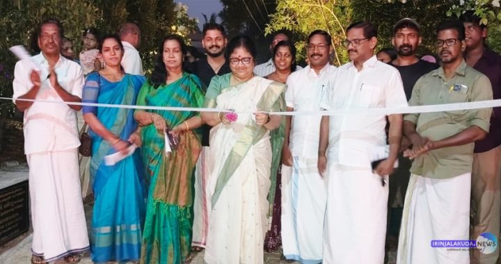 ആളൂര്‍ പഞ്ചായത്തിലെ വിവിധ റോഡുകളുടെ ഉദ്ഘാടനം ഉന്നത വിദ്യാഭ്യാസ സാമൂഹ്യനീതി വകുപ്പ് മന്ത്രി ഡോ. ആര്‍. ബിന്ദു നിര്‍വ്വക്കുന്നു.