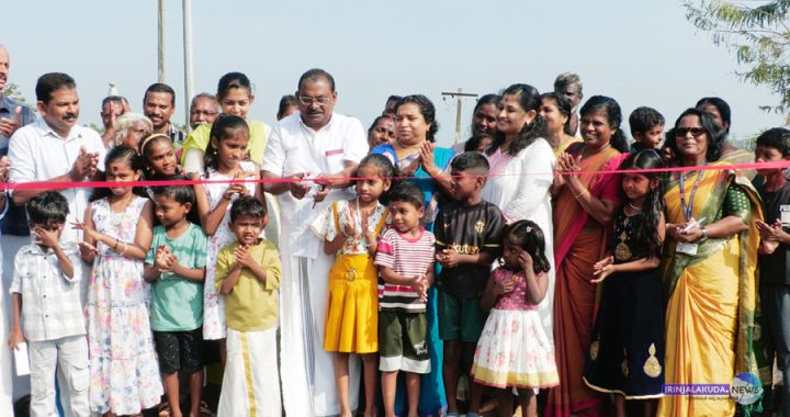 ഇരിങ്ങാലക്കുട ബ്ലോക്ക് പഞ്ചായത്തും മുരിയാട് പഞ്ചായത്തും 2025 2026 വാര്‍ഷിക പദ്ധതിയില്‍ ഉള്‍പ്പെടുത്തി നവീകരിച്ച മുരിയാട് പഞ്ചായത്തിലെ ആനുരുളി ചേര്‍പ്പുംകുന്ന് റോഡ് ബ്ലോക്ക് പഞ്ചായത്ത് പ്രസിഡന്റ്് ടി.ജി. ശങ്കരനാരായണന്‍ ഉദ്ഘാടനം ചെയ്യുന്നു.