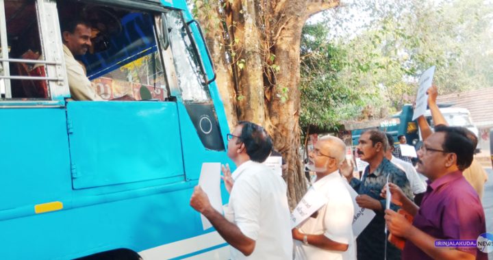 സ്വകാര്യ ബസുകളുടെ അമിത വേഗത നിയന്ത്രിക്കണമെന്നാവസ്യപ്പെട്ട് പൗരസമിതിയുടെ നേതൃത്വത്തില്‍ സ്വകാര്യ ബസിലെ ഡ്രൈവര്‍മാര്‍ക്ക് മുന്നറിയിപ്പുനല്‍കുന്നു.