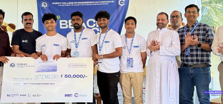 ബീച്ച് ഹാക്ക് 7.0 വിജയികളായ പാലാ സെന്റ് ജോസഫ്‌സ് കോളജ് ഓഫ് എഞ്ചിനീയറിംഗ് ടീം പുരസ്‌കാരം ഏറ്റു വാങ്ങുന്നു.