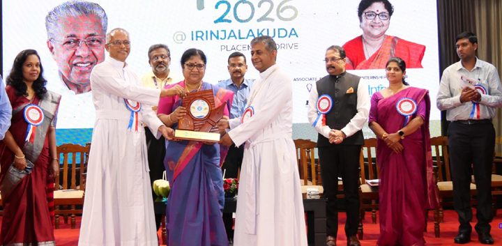 അസാപ് കേരളയുടെ ബെസ്റ്റ് അസോസിയേറ്റഡ് കോളജ് അവാര്‍ഡ് ഉന്നത വിദ്യാഭ്യാസ സാമൂഹിക നീതി വകുപ്പ് മന്ത്രി ഡോ. ആര്‍. ബിന്ദുവില്‍ നിന്ന് ക്രൈസ്റ്റ് കോളജ് മാനേജര്‍ ഫാ. ജോയ് പീണിക്കപറമ്പിലും പ്രിന്‍സിപ്പല്‍ റവ.ഡോ. ജോളി ആന്‍ഡ്രൂസും ചേര്‍ന്ന് ഏറ്റുവാങ്ങുന്നു.