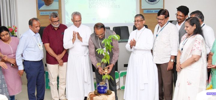 ക്രൈസ്റ്റ് കേളജിലെ ബോട്ടണി വിഭാഗത്തിന്റെ ആഭിമുഖ്യത്തില്‍ സംഘടിപ്പിച്ച ത്രിദിന അന്താരാഷ്ട്ര സെമിനാറിന്റെ ഉദ്ഘാടനം കാലിക്കട്ട് സര്‍വകലാശാല ബോട്ടണി വിഭാഗം സീനിയര്‍ പ്രഫസര്‍ ഡോ. സന്തോഷ് നമ്പി നിര്‍വഹിക്കുന്നു.