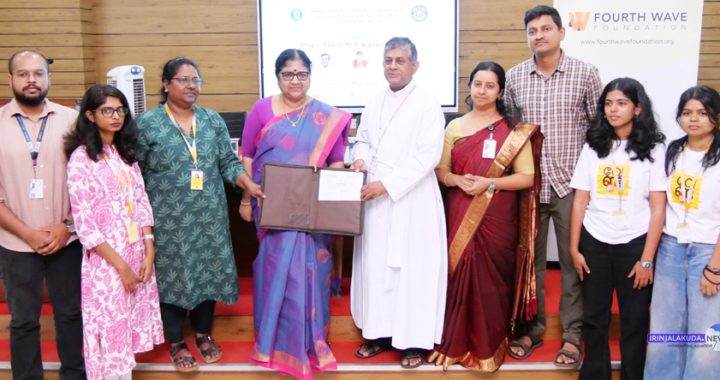 ക്രൈസ്റ്റ് കോളജിലെ നാഷണല്‍ സര്‍വ്വീസ് സ്‌കീം യൂണിറ്റും ഫോര്‍ത്ത് വേവ് ഫൗണ്ടഷനും സംയുക്തമായി സംഘടിപ്പിക്കുന്ന മുക്തി ലഹരി വിരുദ്ധ പദ്ധതിയുടെ ധാരണാപത്രം മന്ത്രി ഡോ. ആര്‍. ബിന്ദുവിന്റെ സാന്നിധ്യത്തില്‍ ക്രൈസ്റ്റ് കോളജ് പ്രിന്‍സിപ്പല്‍ റവ ഡോ. ജോളി ആന്‍ഡ്രൂസ് സിഎംഐ, ഫോര്‍ത്ത് വേവ് ഫൗണ്ടേഷന്‍ ഡയറക്ടര്‍ സി. സി. ജോസഫ് എന്നിവര്‍തമ്മില്‍കൈമാറുന്നു.