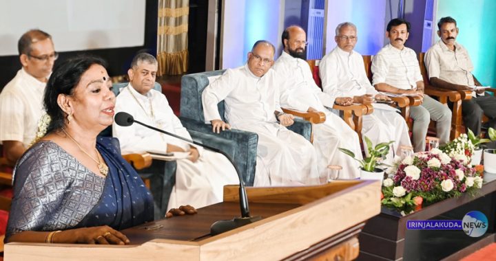 ക്രൈസ്റ്റ് കോളജില്‍ സംഘടിപ്പിച്ച യാത്രയയപ്പ് പരിപാടി കാലടി സംസ്‌കൃത സര്‍വകലാശാല വൈസ് ചാന്‍സലര്‍ ഡോ. കെ.കെ. ഗീതാകുമാരി ഉദ്ഘാടനം ചെയ്ത് സംസാരിക്കുന്നു.