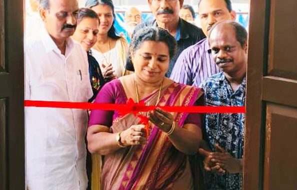 മൈത്രി ഇരിങ്ങാലക്കുട ഫാര്‍മര്‍ പ്രൊഡ്യൂസര്‍ കമ്പനിയുടെ ഇന്‍പുട്ട് സെന്ററും മുരിയാട് സ്വാശ്രയ കര്‍ഷക സമിതി ഓഫീസ് ഉദ്ഘാടനവും മുരിയാട് പഞ്ചായത്ത് പ്രസിഡന്റ്് സരള വിക്രമന്‍ നിര്‍വഹിക്കുന്നു.