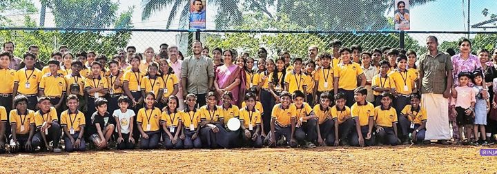 തുമ്പൂര്‍ എയുപി സ്‌കൂളില്‍ അധ്യാപകര്‍ വിദ്യാര്‍ഥികള്‍ക്കായി ഒരുക്കിയ ഫുട്ബോള്‍ ടര്‍ഫില്‍ പ്രശസ്ത ഫുട്ബാള്‍ താരം മുന്‍ കേരള ടീം ക്യാപ്റ്റന്‍ വി.വി. സുര്‍ജിത് അധ്യാപകരോടും വിദ്യാര്‍ഥികളോടുമൊപ്പം.