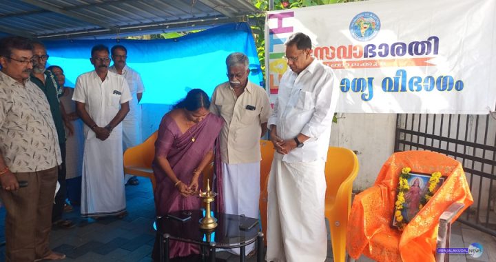 സേവാഭാരതിയും കൊച്ചിന്‍ ഐ ഫൗണ്ടേഷനും കൊമ്പടിഞ്ഞാമാക്കല്‍ ലയണ്‍സ് ക്ലബും സംയുക്തമായി സംഘടിപ്പിച്ച സൗജന്യ നേത്ര തിമിര പരിശോധനാ ക്യാമ്പിന്റെ ഉദ്ഘാടനം ഇരിങ്ങാലക്കുട നഗരസഭ 40-ാം വാര്‍ഡ് കൗണ്‍സിലര്‍ രമീള സതീശന്‍ നിര്‍വഹിക്കുന്നു.