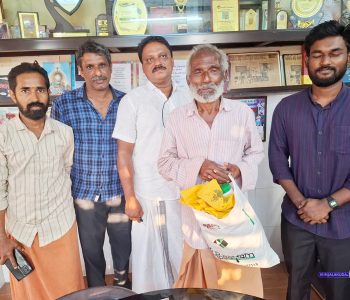 സഹായത്തിനാരുമില്ലാതെ കടത്തിണ്ണയില്‍ കണ്ടത്തിയ വയോധികനായ വാരിക്കട്ടില്‍ സദാനന്ദനെ(70) ഇരിങ്ങാലക്കുട പ്രൊവിഡന്‍സ് ഹൗസിലേക്ക് നഗരസഭ കൗണ്‍സിലര്‍ ബൈജു കുറ്റിക്കാടന്റെ നേതൃത്വത്തില്‍ എത്തിക്കുന്നു.