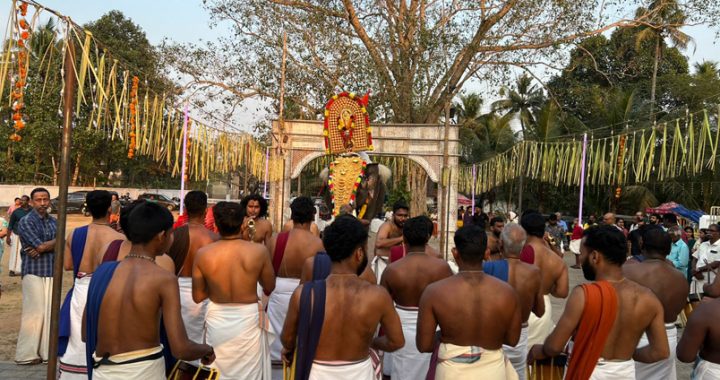 ഇരിങ്ങാലക്കുട കണ്‌ഠേശ്വരം ശിവക്ഷേത്രത്തില്‍ പ്രതിഷ്ഠാ ദിനത്തോടനുബന്ധിച്ച് നടന്ന കാഴ്ച ശീവേലി.
