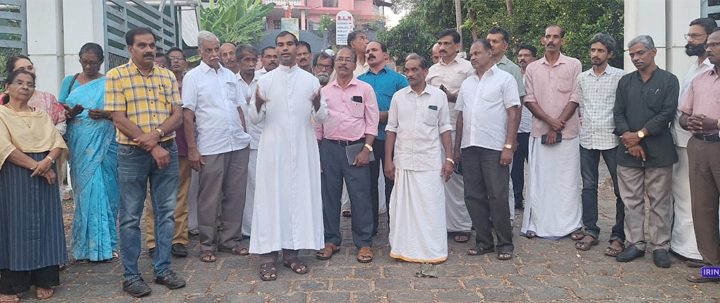 സംസ്ഥാന സര്‍ക്കാരിന്റെ ജനവിരുദ്ധ മദ്യ നയത്തിനെതിരെ ഇരിങ്ങാലക്കുട രൂപത കെസിബിസി മദ്യ ലഹരി വിരുദ്ധ സമിതിയുടെ നേതൃത്വത്തില്‍ നടത്തിയ പ്രതിഷേധ ധര്‍ണ രൂപത ഡയറക്ടര്‍ ഫാ. ജോഷി കല്ലേലി ഉദ്ഘാടനം ചെയ്യുന്നു.