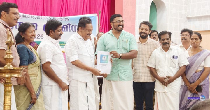 ഇരിങ്ങാലക്കുട നഗരസഭ 2026-27-ലെ പദ്ധതി രൂപവത്കരണത്തിനായി നടത്തിയ വികസനസദസില്‍ സംസ്‌കാരസാഹിതിയുടെ നേതൃത്വത്തില്‍ ജനങ്ങളില്‍നിന്ന് സമാഹരിച്ച വികസനനിര്‍ദേശങ്ങള്‍ ചെയര്‍മാന്‍ എം.പി. ജാക്‌സന് കൈമാറുന്നു.