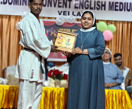 വെള്ളാനി സെന്റ് ഡൊമനിക് സ്ൂളില്‍ നടന്ന ടാലന്റ്‌സ് ഡേ ആഘോഷത്തില്‍ കരിക്കുലര്‍ അധ്യാപകര്‍ക്ക് സ്‌കൂള്‍ വൈസ് പ്രിന്‍സിപ്പല്‍ സിസ്റ്റര്‍ നിമി ഒ.പി സ്‌നേഹോപഹാരം നല്‍കുന്നു.