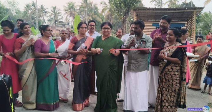 കാറളം പഞ്ചായത്തിലെ വിവിധ റോഡുകളുടെ ഉദ്ഘാടനം ഉന്നത വിദ്യാഭ്യാസ സാമൂഹ്യനീതി വകുപ്പ് മന്ത്രി ഡോ. ആര്‍. ബിന്ദു നിര്‍വ്വഹിക്കുന്നു.