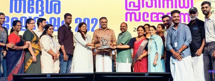 മികച്ച പഞ്ചായത്തിനുള്ള മഹാത്മാ പുരസ്‌ക്കാരം തദ്ദേശ സ്വയംഭരണ വകുപ്പ് മന്ത്രി എം.ബി. രാജേഷില്‍ നിന്നും പൂമംഗലം പഞ്ചായത്ത് പ്രസിഡന്റ് കെ.എസ് തമ്പി ഏറ്റുവാങ്ങുന്നു.