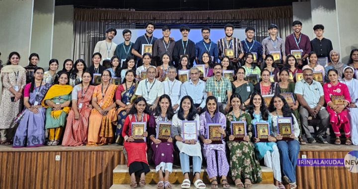 ക്രൈസ്റ്റ് കോളജ്  കോമേഴ്‌സ് സ്വാശ്രയ വിഭാഗത്തിന്റെ ആഭിമുഖ്യത്തില്‍ സംഘടിപ്പിച്ച മെറിറ്റ് ഡേ ആഘോഷത്തില്‍ പങ്കെടുത്ത അക്കാദമിക് രംഗത്ത് മികവ് പുലര്‍ത്തിയ വിദ്യാര്‍ഥികള്‍.