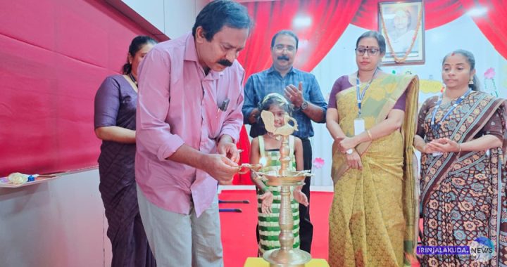 മുകുന്ദപുരം പബ്ലിക് സ്‌കൂളില്‍ സംഘടിപ്പിച്ച എക്‌സിബിഷന്റെ ഉദ്ഘാടനം കൊടുങ്ങല്ലൂര്‍ സയന്‍സ് സെന്റര്‍ ഡയറക്ടര്‍ വി.എസ്. ശ്രീജിത്ത് നിര്‍വഹിക്കുന്നു.