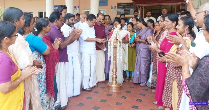 ഇരിങ്ങാലക്കുട നഗരസഭയുടെ നവതി ആഘോഷങ്ങള്‍ക്ക് ചെയര്‍മാന്‍ എം.പി ജാക്‌സണ്‍ തിരി തെളിയിക്കുന്നു.