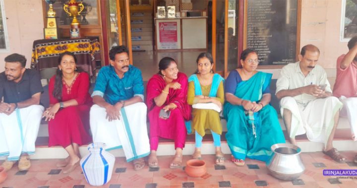 കുടിവെള്ളക്ഷാമം നേരിടുന്ന പ്രദേശങ്ങളില്‍ വണ്ടിയില്‍ കുടിവെള്ളം എത്തിക്കാത്തതില്‍ പ്രതിഷേധിച്ച് എല്‍ഡിഎഫ് കൗണ്‍സിലര്‍മാര്‍ നഗരസഭ ഓഫീസിന് മുന്‍പില്‍ നടത്തിയ ധര്‍ണ.