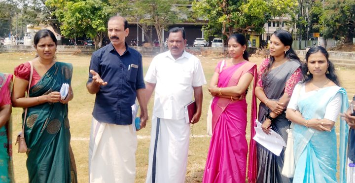 മുനിസിപ്പല്‍ മൈതാനം വാന്‍ഗാഡ് ഫെസ്റ്റിന് പന്തല്‍ ഒരുക്കാന്‍ എടുത്ത കുഴി മൂടാത്തതില്‍ പ്രതിഷേധിച്ച് എല്‍ഡിഎഫ് കൗണ്‍സിലര്‍മാര്‍ നടത്തിയ പ്രതിഷേധം.