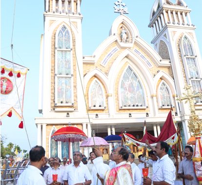 നടവരമ്പ് സെന്റ് മേരീസ് അസംപ്ഷന്‍ ദേവാലയത്തിലെ തിരുനാളിന് താഴേക്കാട് വികാരി ഫാ. ആന്റണി മുക്കാട്ടുകരക്കാരന്‍ കൊടിയേറ്റുന്നു.