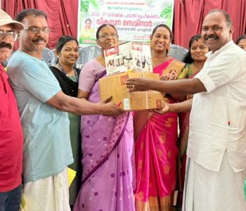 പൂമംഗലം പഞ്ചായത്തില്‍ അങ്കണവാടികളിലേക്ക് അടുക്കള ഉപകരണങ്ങളുടെ വിതരണം എന്ന പദ്ധതിയുടെ ഉദ്ഘാടനം പഞ്ചായത്ത് പ്രസിഡന്റ് കെ.എസ്. തമ്പി ഒന്നാം വാര്‍ഡ് അങ്കണവാടി ടീച്ചര്‍ക്ക് കൈമാറികൊണ്ട് നിര്‍വഹിക്കുന്നു.